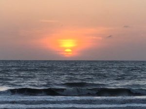 ビーチから見える夕日です